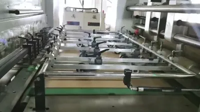 Machine de découpe et rainage à plat avec unité de dénudage
